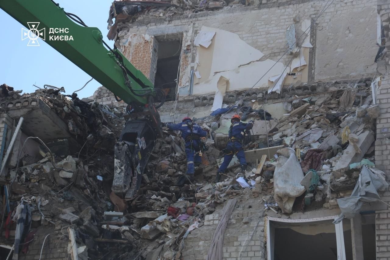 Кількість загиблих внаслідок російської атаки в Києві зросла до 21 людини - фото 3