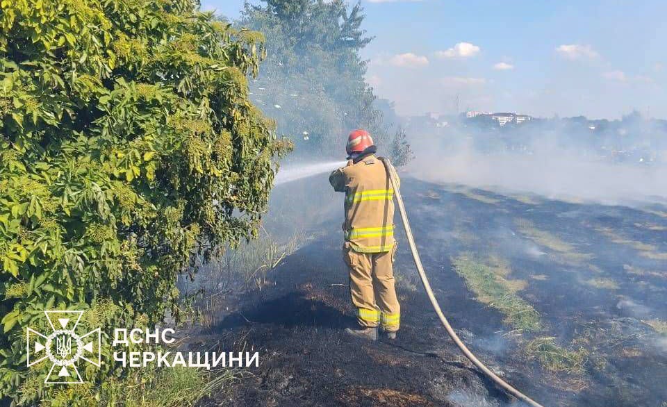 У Черкаській області горіло сміття і сухостій