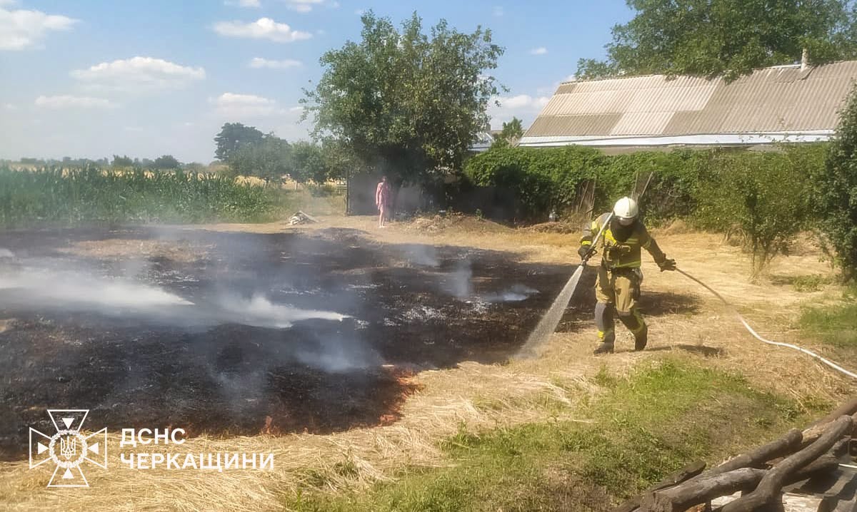 У Черкаській області горіло сміття і сухостій - фото 2