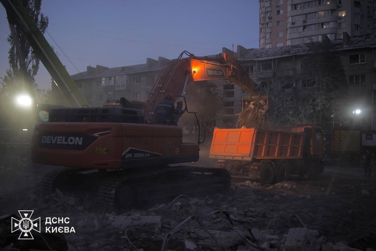 У Києві надзвичайники працюють на 40 локаціях та продовжують розбирати завали 9-поверхівки - фото 4