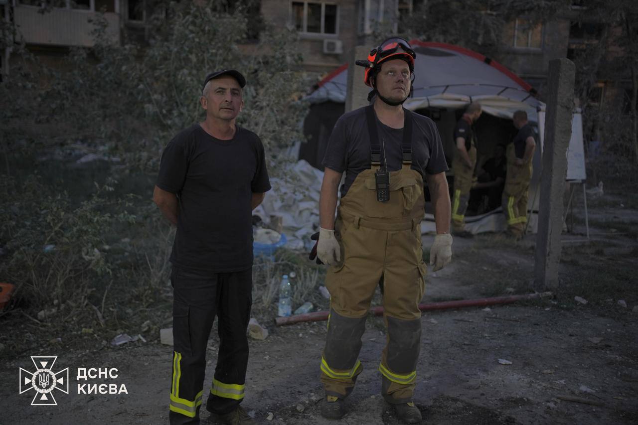 У Києві надзвичайники працюють на 40 локаціях та продовжують розбирати завали 9-поверхівки - фото 7