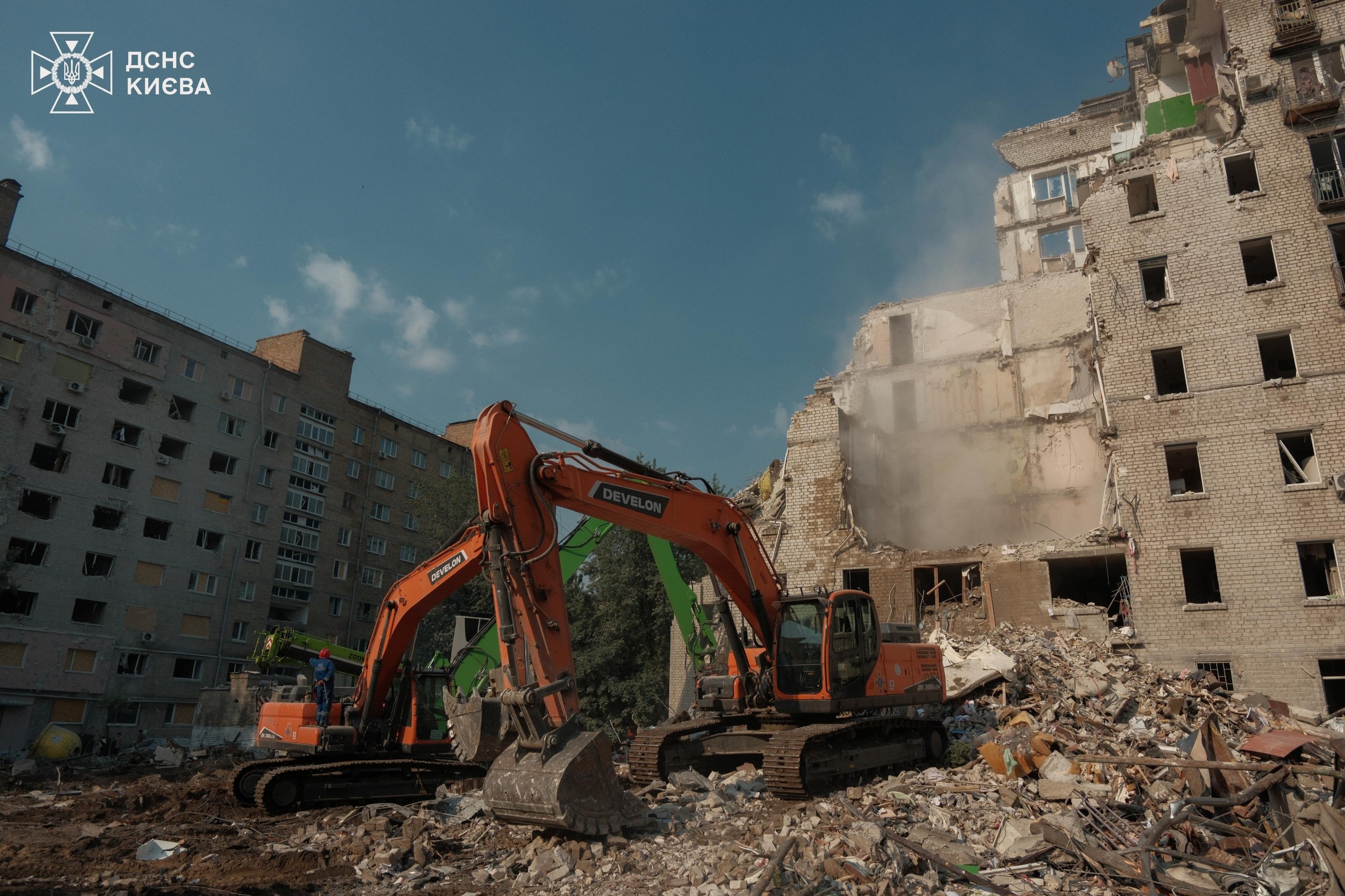 У Києві надзвичайники працюють на 40 локаціях та продовжують розбирати завали 9-поверхівки - фото 3