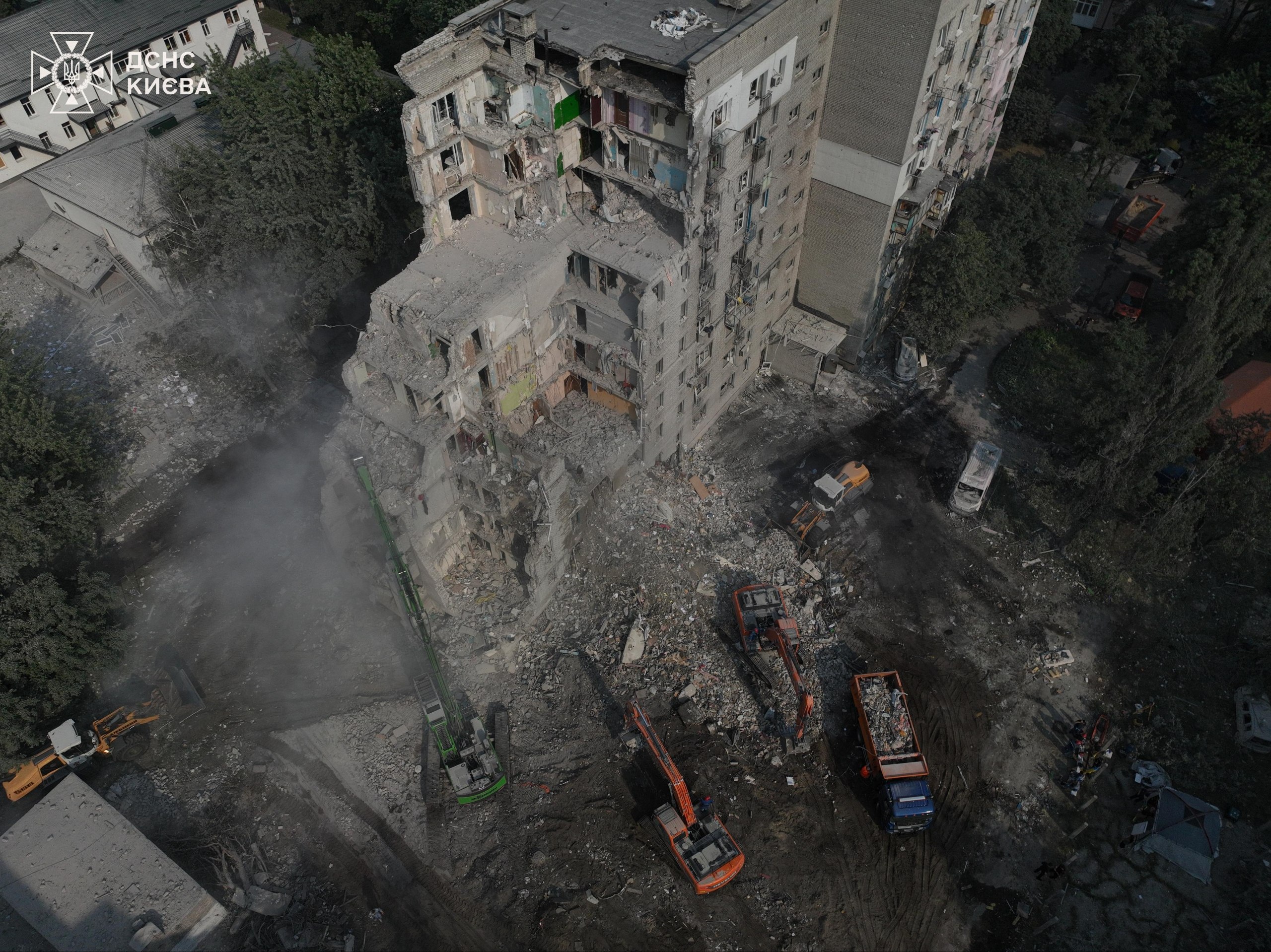 У Києві надзвичайники працюють на 40 локаціях та продовжують розбирати завали 9-поверхівки - фото 2