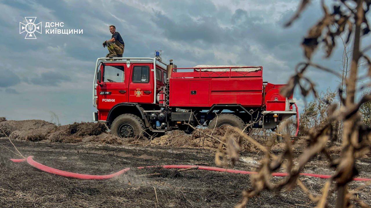 У Чорнобильській зоні загасили пожежу на 130 гектарах: боротьба з вогнем триває - фото 6