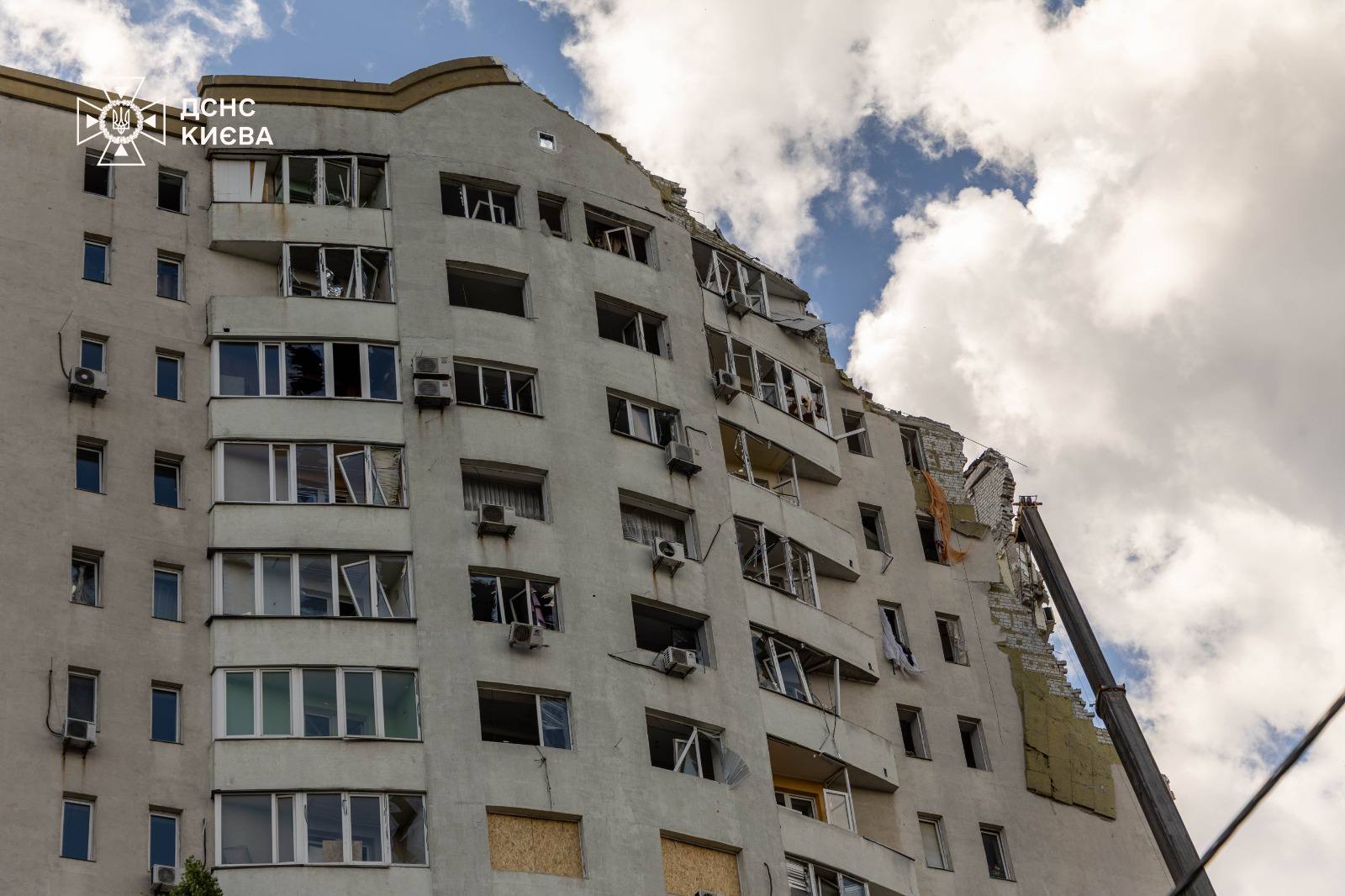У Києві завершили рятувальні роботи на місці влучання в 16-поверхівку: знайдено фрагменти тіл загиблих