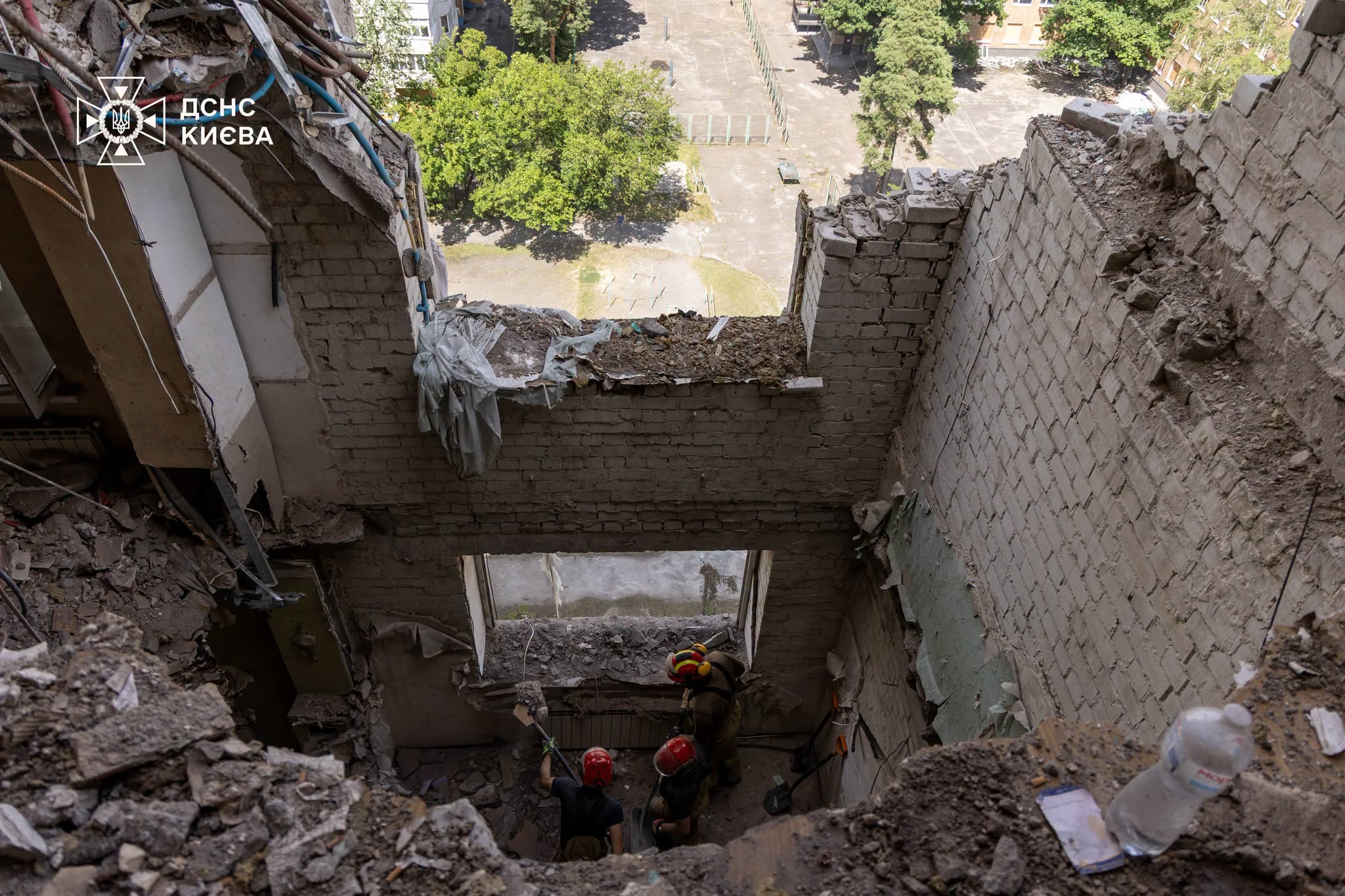У Києві завершили рятувальні роботи на місці влучання в 16-поверхівку: знайдено фрагменти тіл загиблих