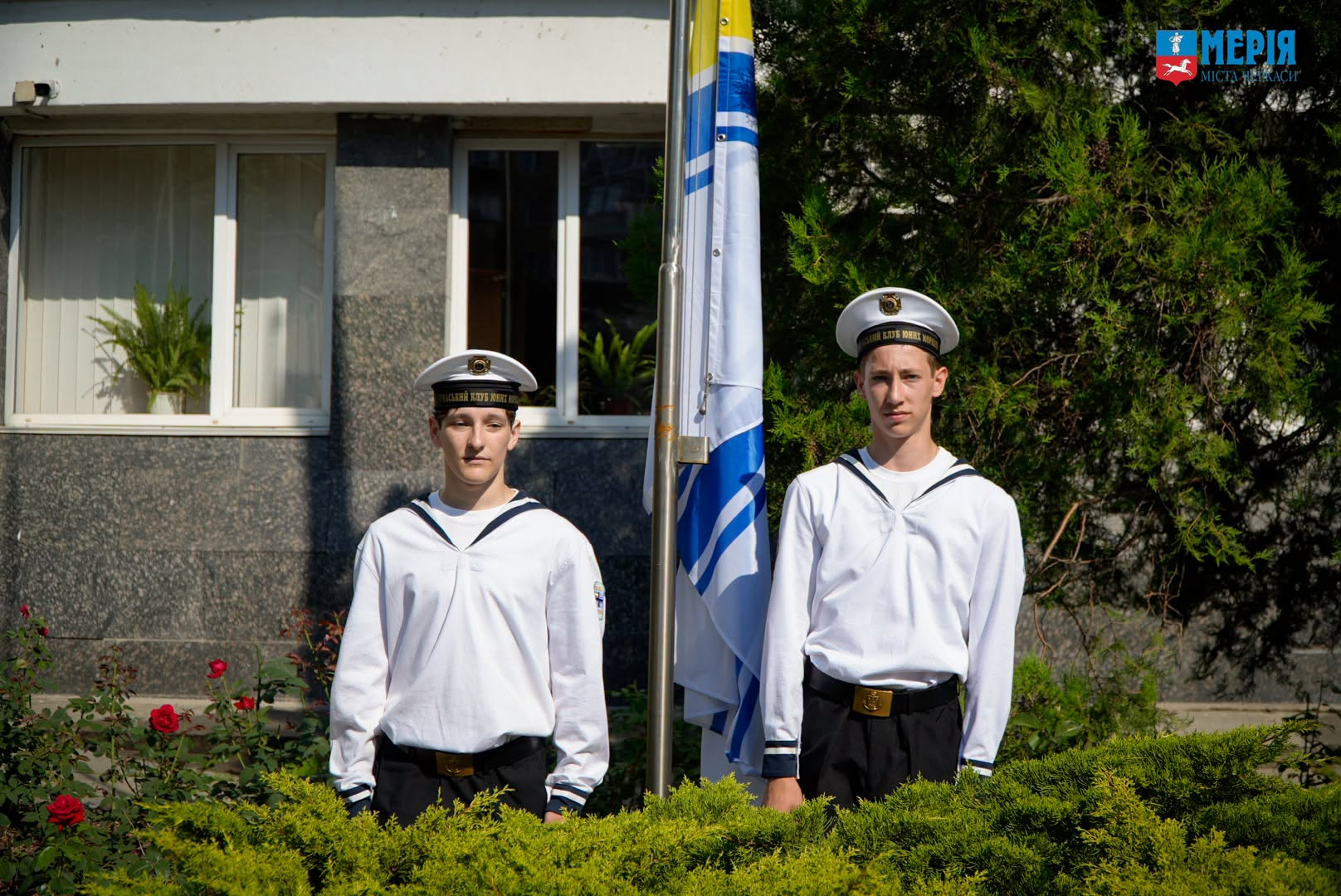 У Черкасах юнаки урочисто підняли прапор Військово-морських Сил ЗСУ - фото 3
