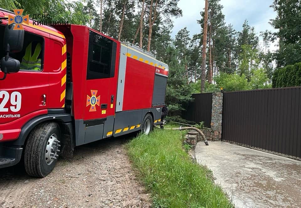 Негода підтопила приватні подвір’я на Київщині: рятувальники відкачують воду - фото 2