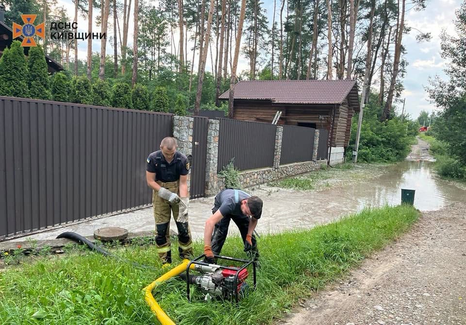 Негода підтопила приватні подвір’я на Київщині: рятувальники відкачують воду