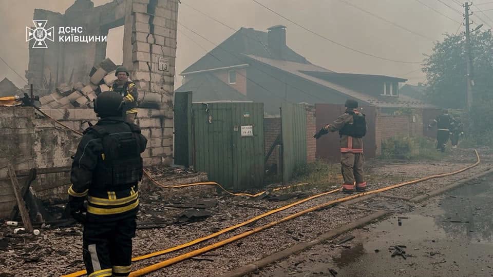 У ДСНС показали фото наслідків масованої атаки на Київщину