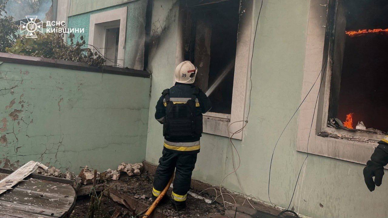 У ДСНС показали фото наслідків масованої атаки на Київщину