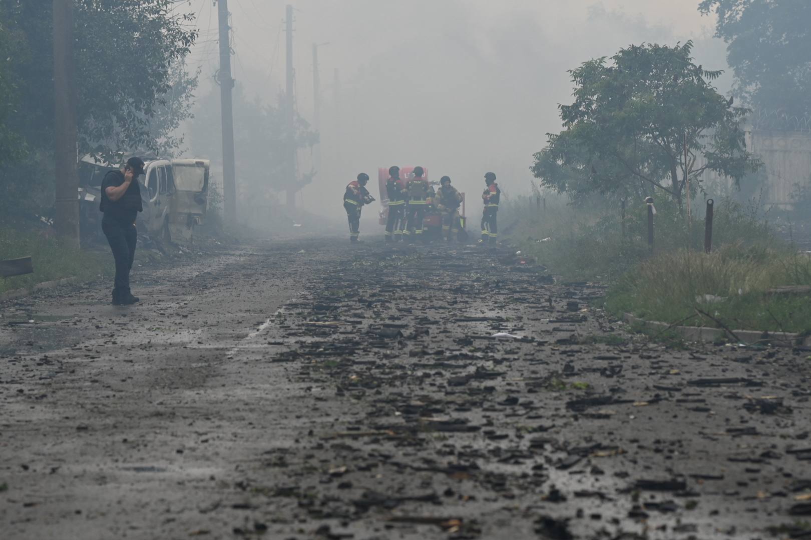 У Вишневому після російської атаки триває масштабна пожежа на території складів