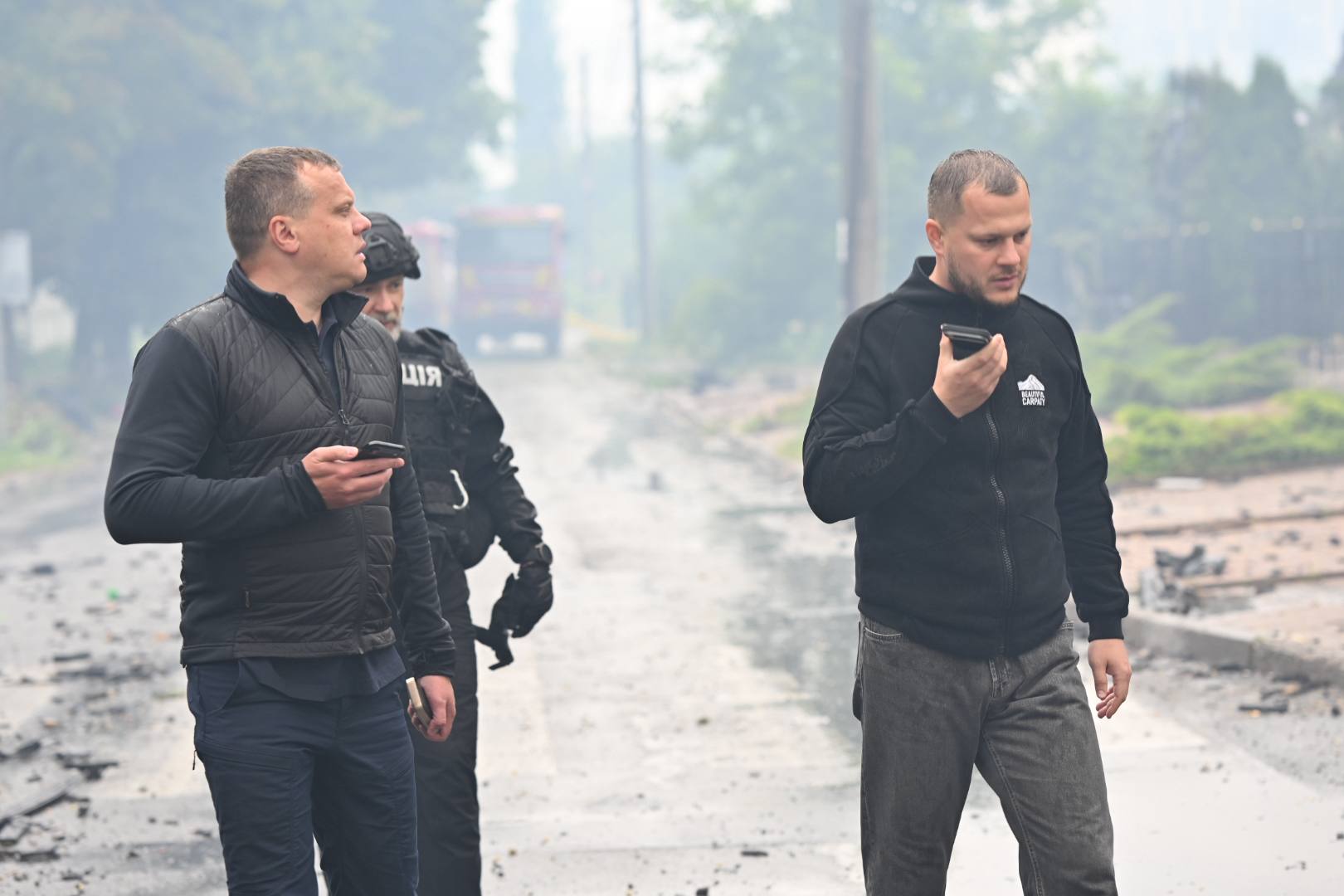 У Вишневому після російської атаки триває масштабна пожежа на території складів - фото 2