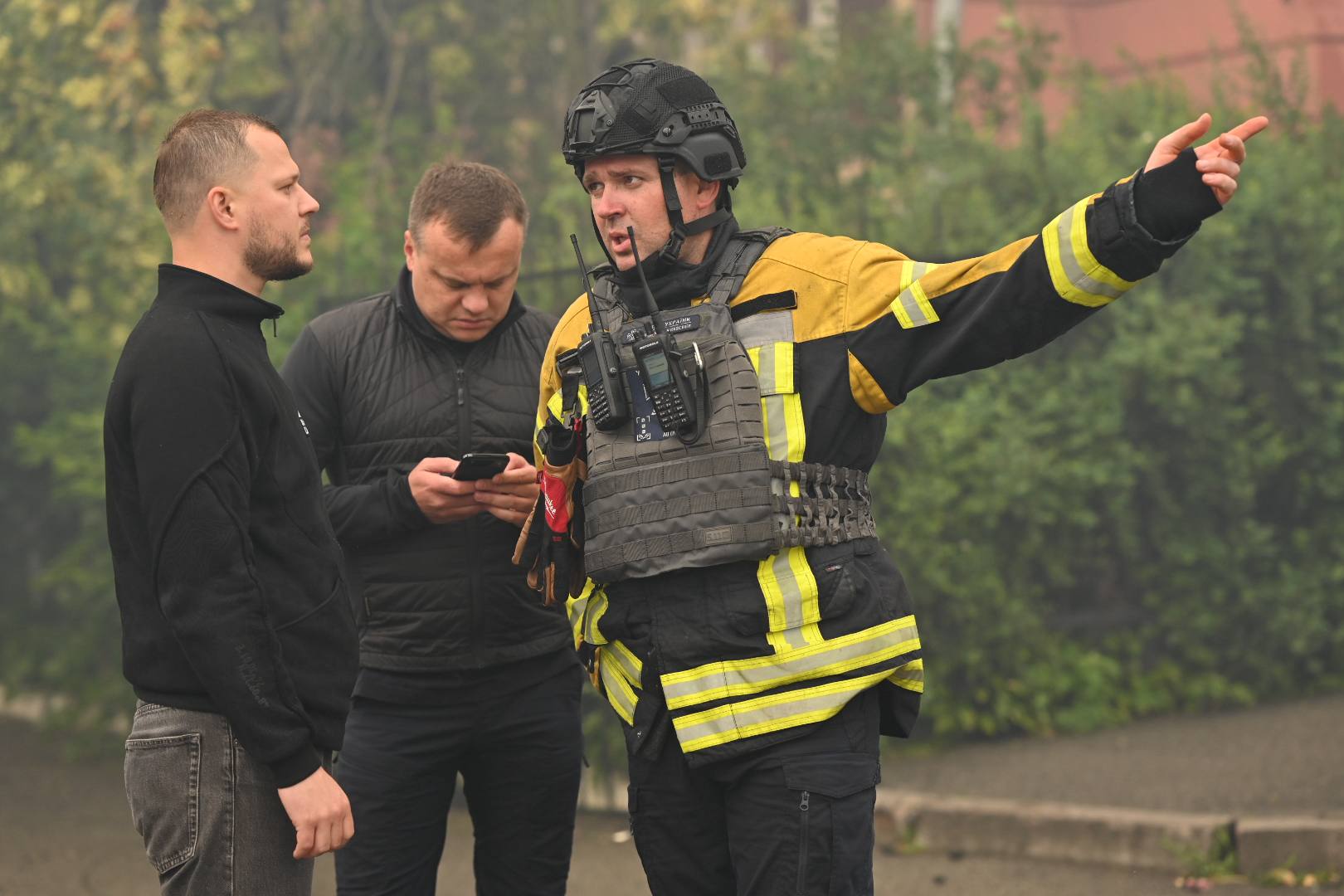 У Вишневому після російської атаки триває масштабна пожежа на території складів - фото 4