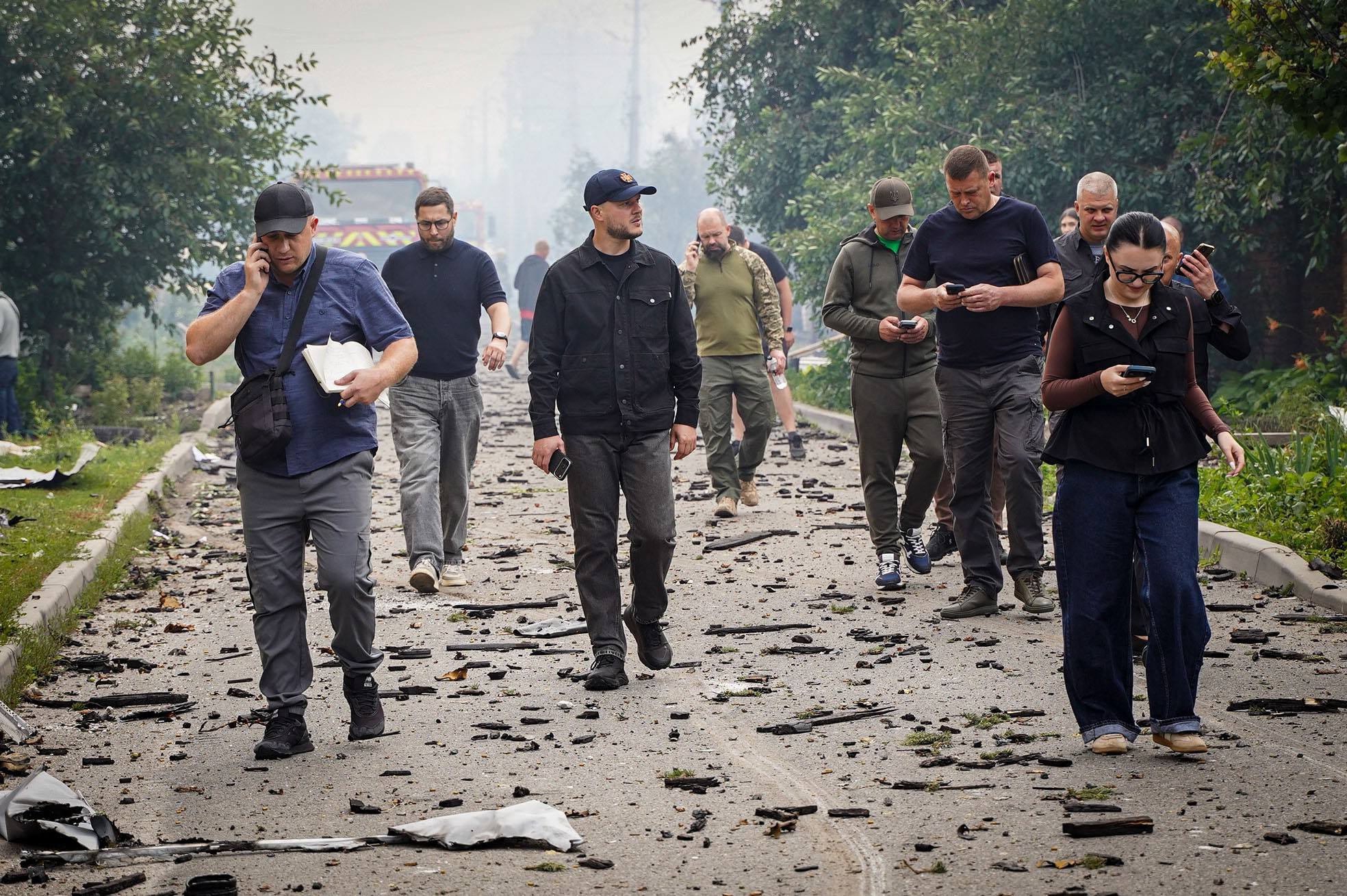 У Вишневому після російської атаки триває масштабна пожежа на території складів - фото 7