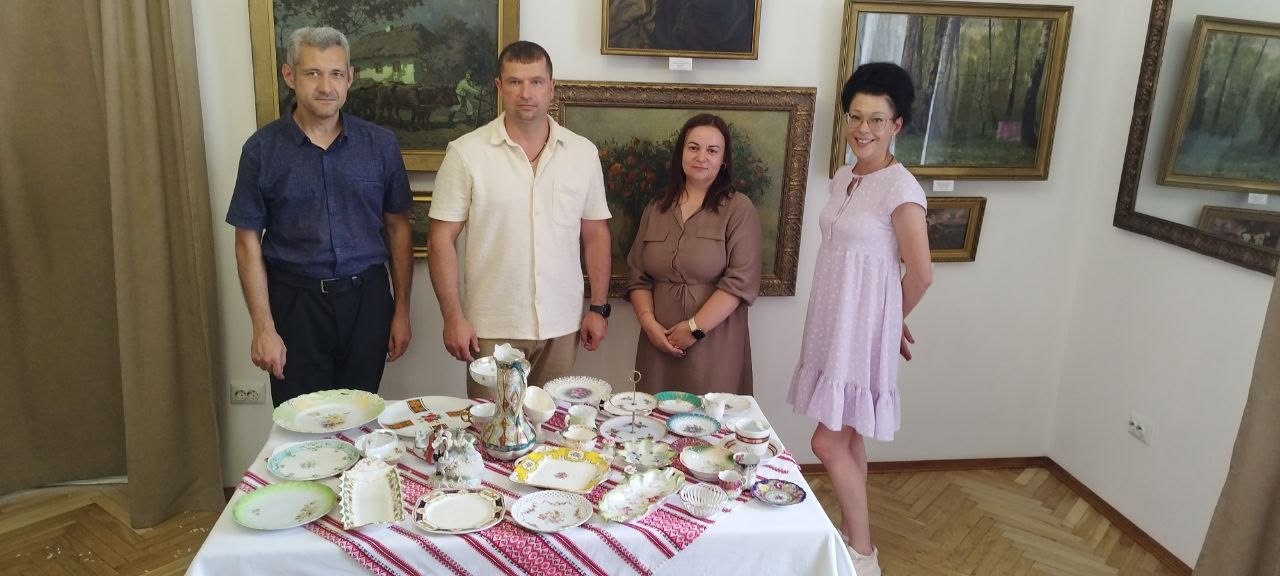 Меценатка з Канади подарувала Вінницькому музею колекцію вінтажного десертного посуду