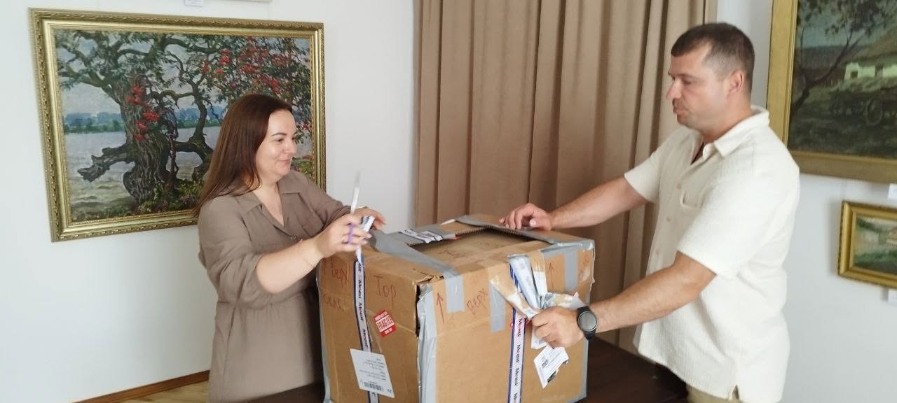 Меценатка з Канади подарувала Вінницькому музею колекцію вінтажного десертного посуду - фото 11