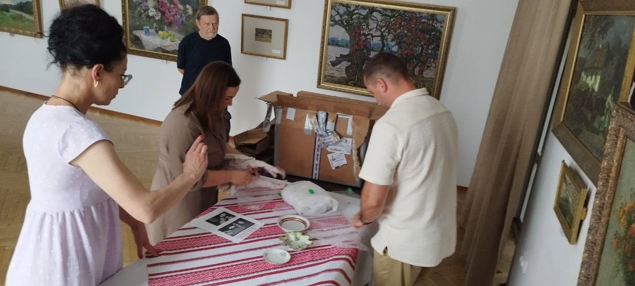 Меценатка з Канади подарувала Вінницькому музею колекцію вінтажного десертного посуду - фото 9