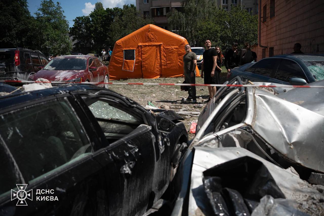 Під завалами можуть бути люди: у Києві кількість жертв обстрілу знову зросла - фото 4