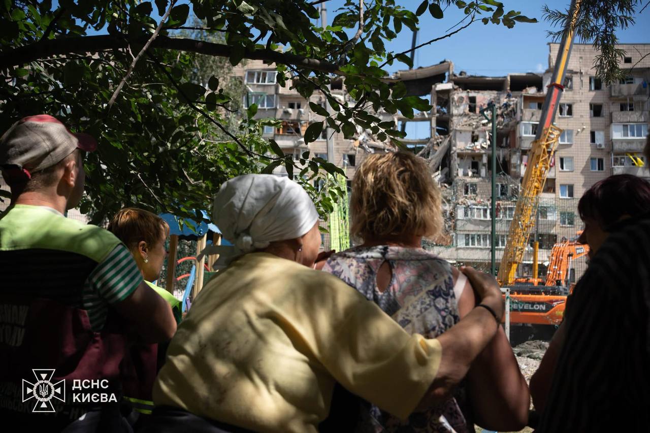 Під завалами можуть бути люди: у Києві кількість жертв обстрілу знову зросла - фото 7