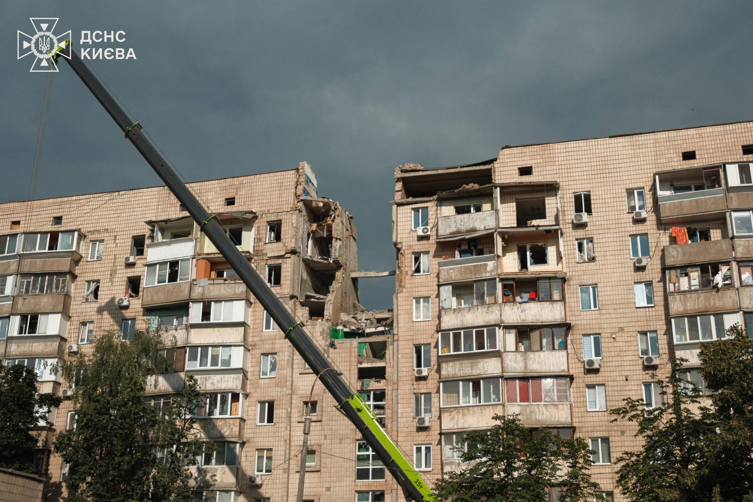 У Києві тривають рятувальні роботи після російського удару: відомо про 19 загиблих