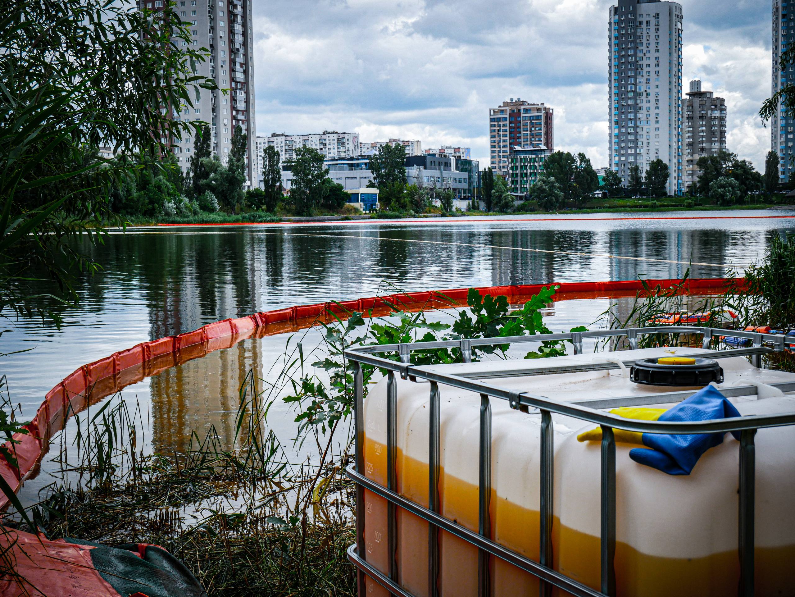 Озеро Кирилівське продовжують чистити після обстрілів: загрози для акваторії Дніпра наразі немає - фото 3