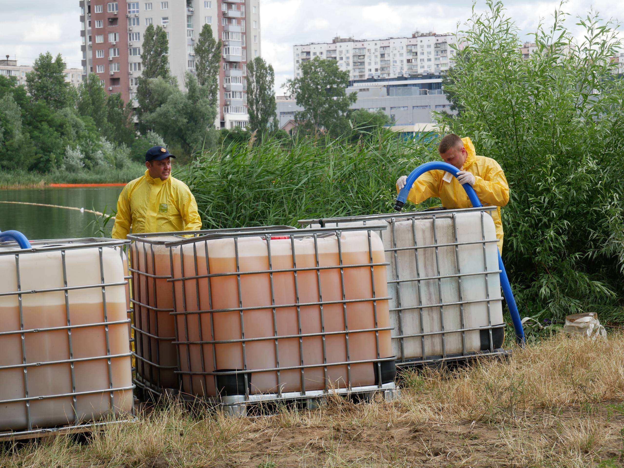 Озеро Кирилівське продовжують чистити після обстрілів: загрози для акваторії Дніпра наразі немає - фото 2
