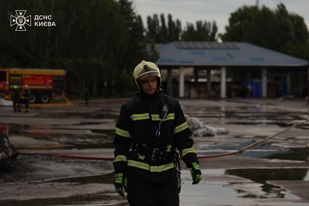 У Києві ліквідували всі пожежі, які виникли через обстріл рф - фото 3