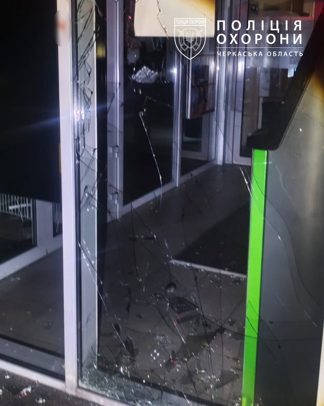 У Черкасах чоловік розбив двері супермаркету