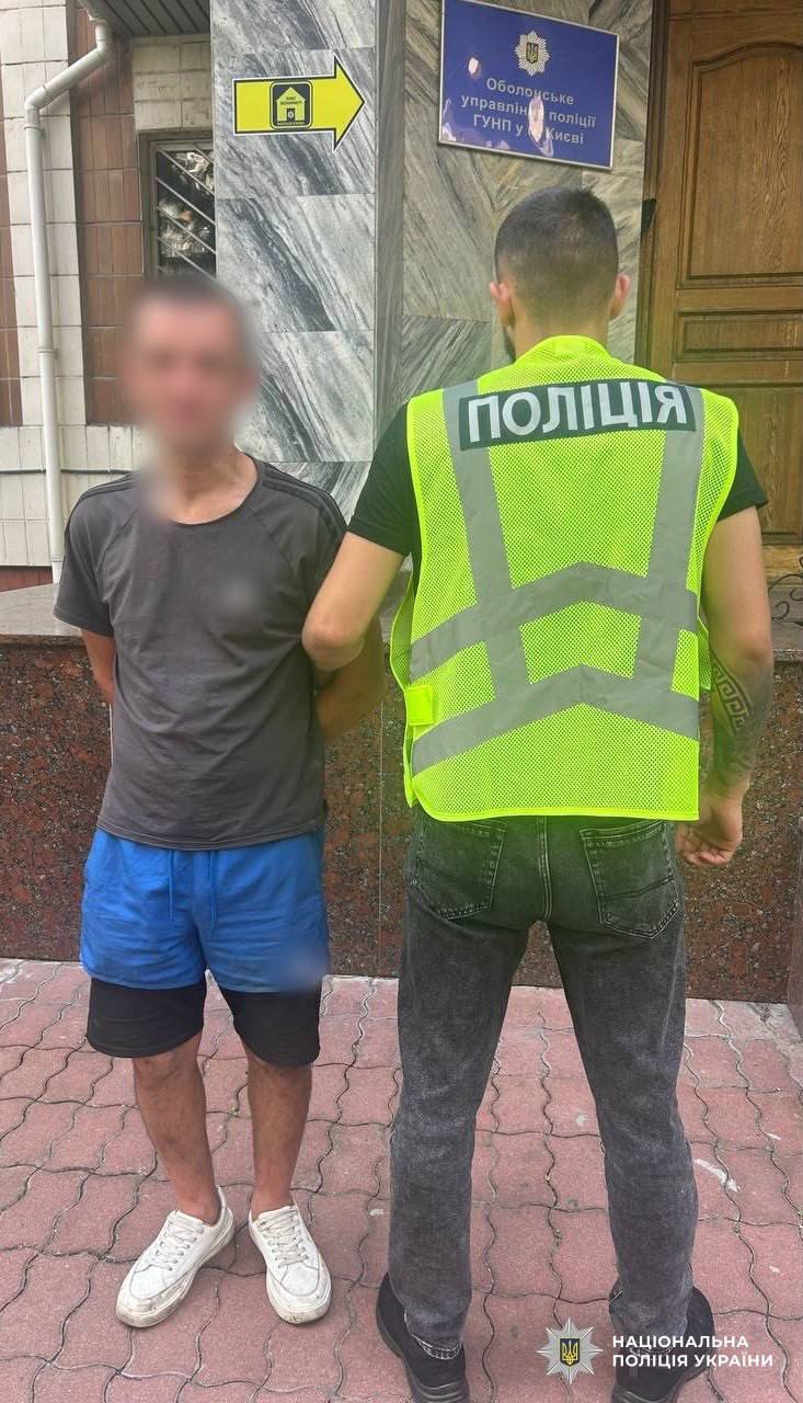 Погрожував гранатою, розпилив газовий балончик і пограбував працівницю кафе: у Києві затримали військового у СЗЧ