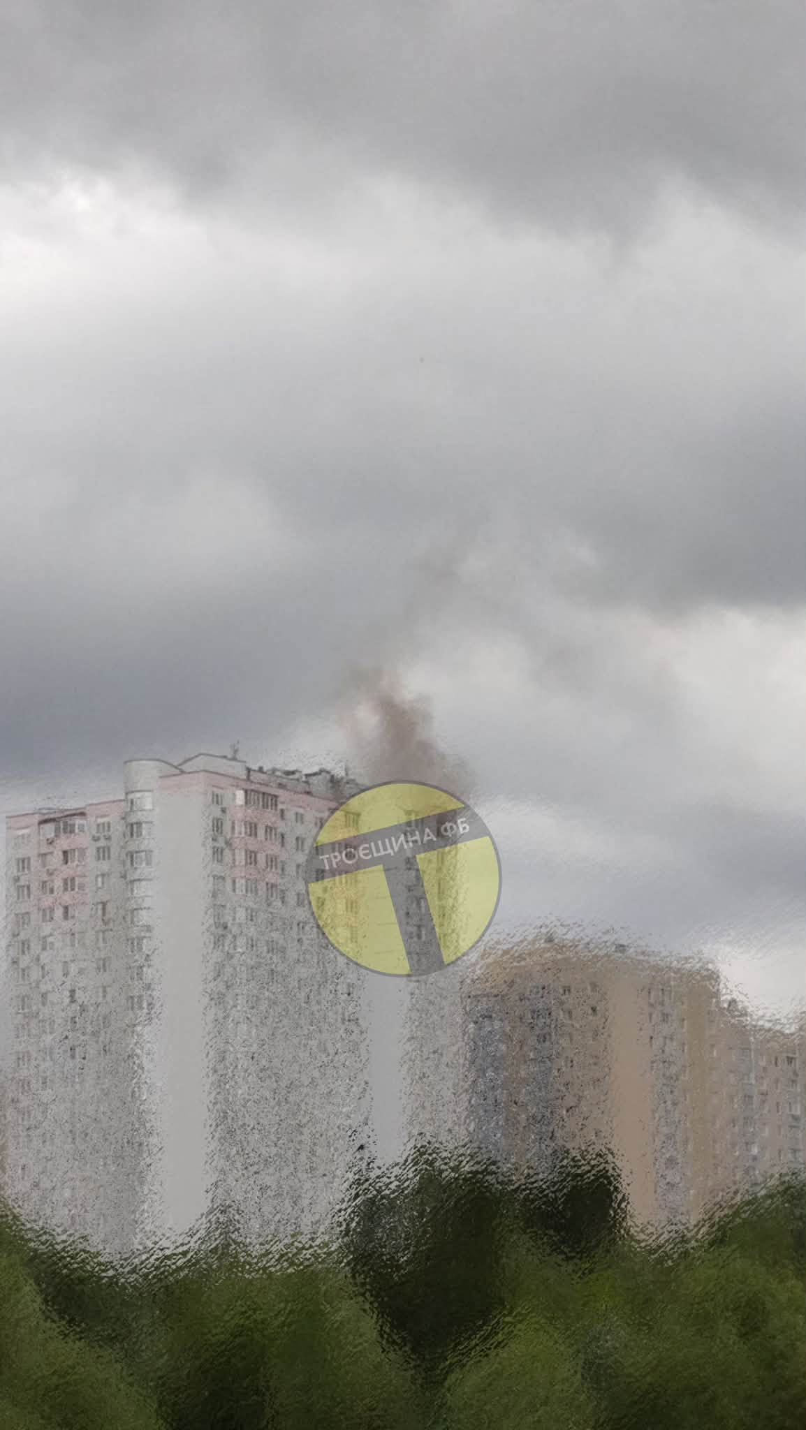 У Деснянському районі Києва пошкоджено багатоповерхівку внаслідок атаки рф - фото 2