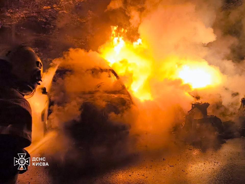 У Печерському районі Києва вночі згорів BMW, вогонь перекинувся ще на два авто