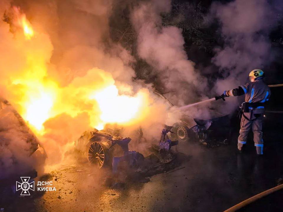 У Печерському районі Києва вночі згорів BMW, вогонь перекинувся ще на два авто - фото 2