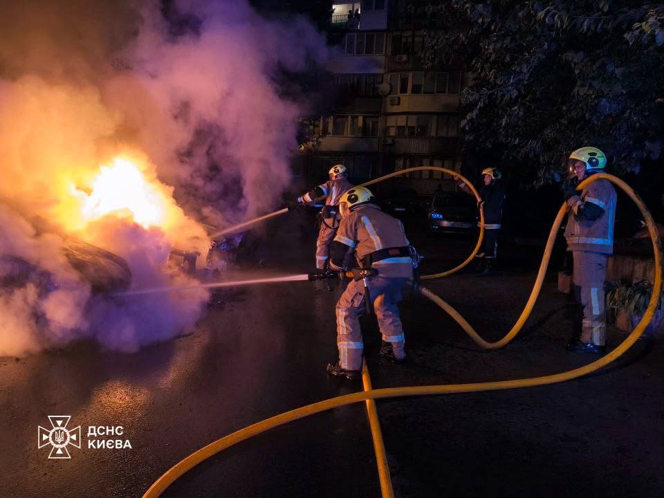 У Печерському районі Києва вночі згорів BMW, вогонь перекинувся ще на два авто - фото 3