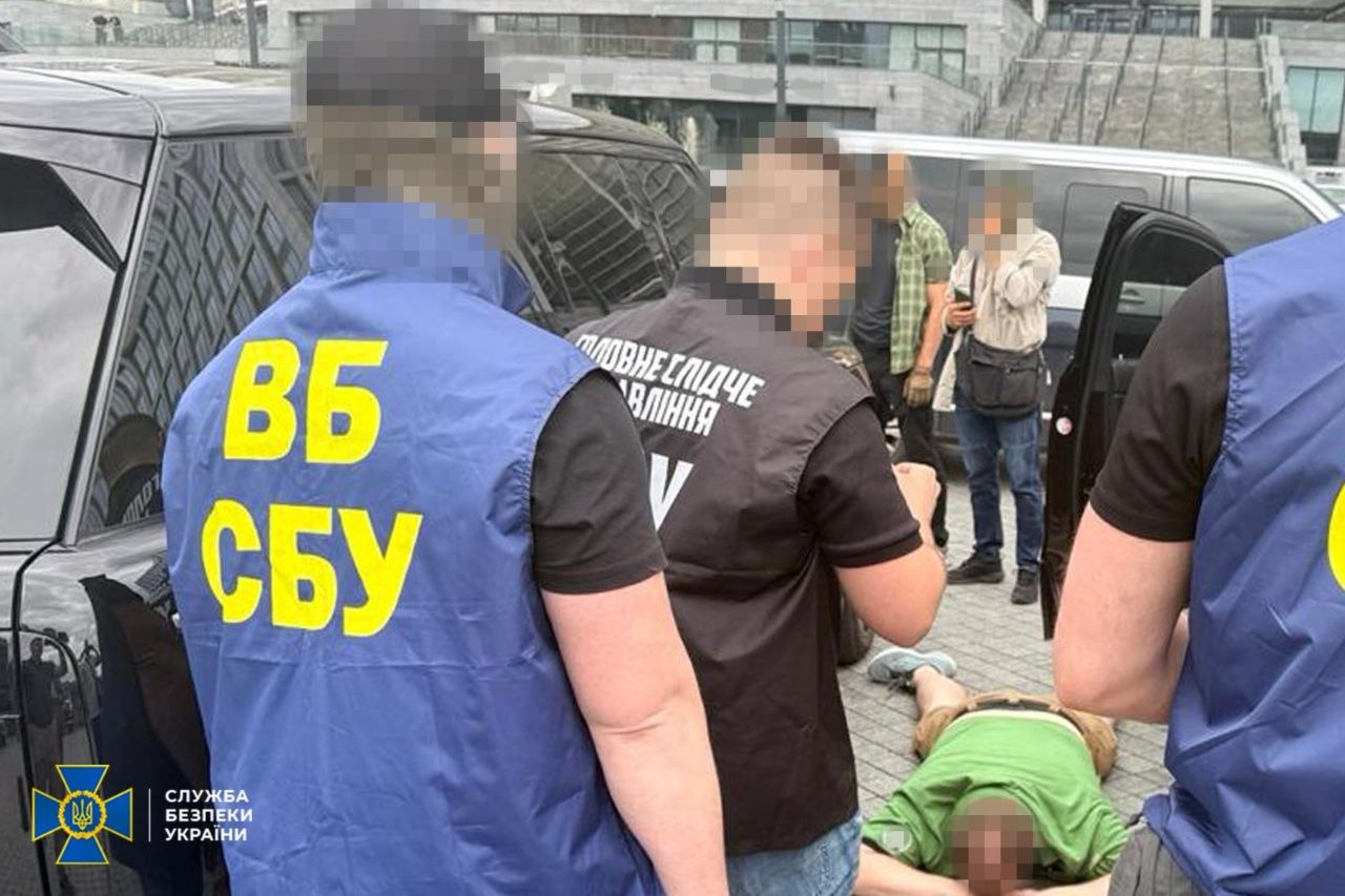 СБУ та ОГП викрили посадовицю Торгово-промислової палати України на вимаганні 100 тисяч євро у виробника бойових дронів
