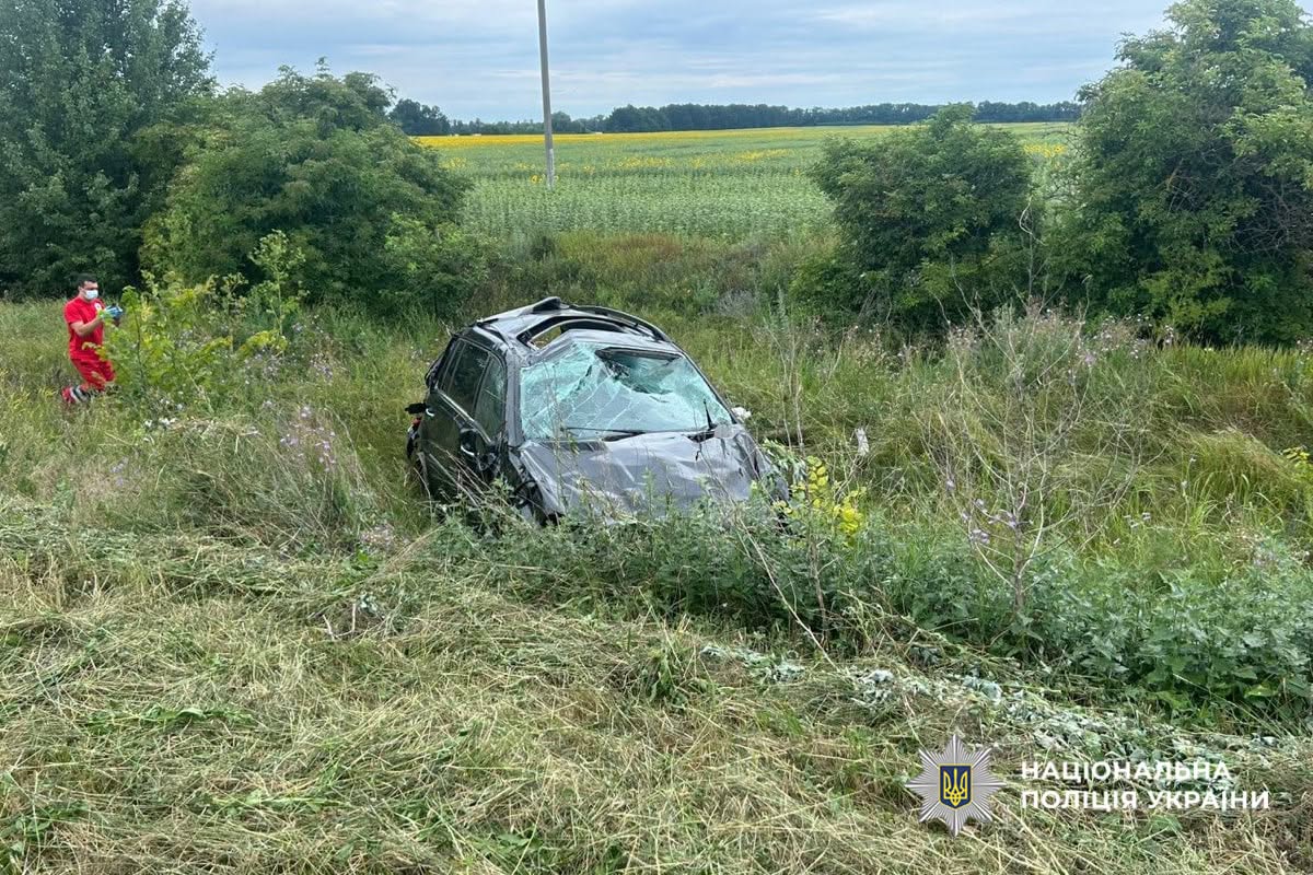 Смертельна ДТП на Черкащині: Mercedes злетів з дороги у дерево