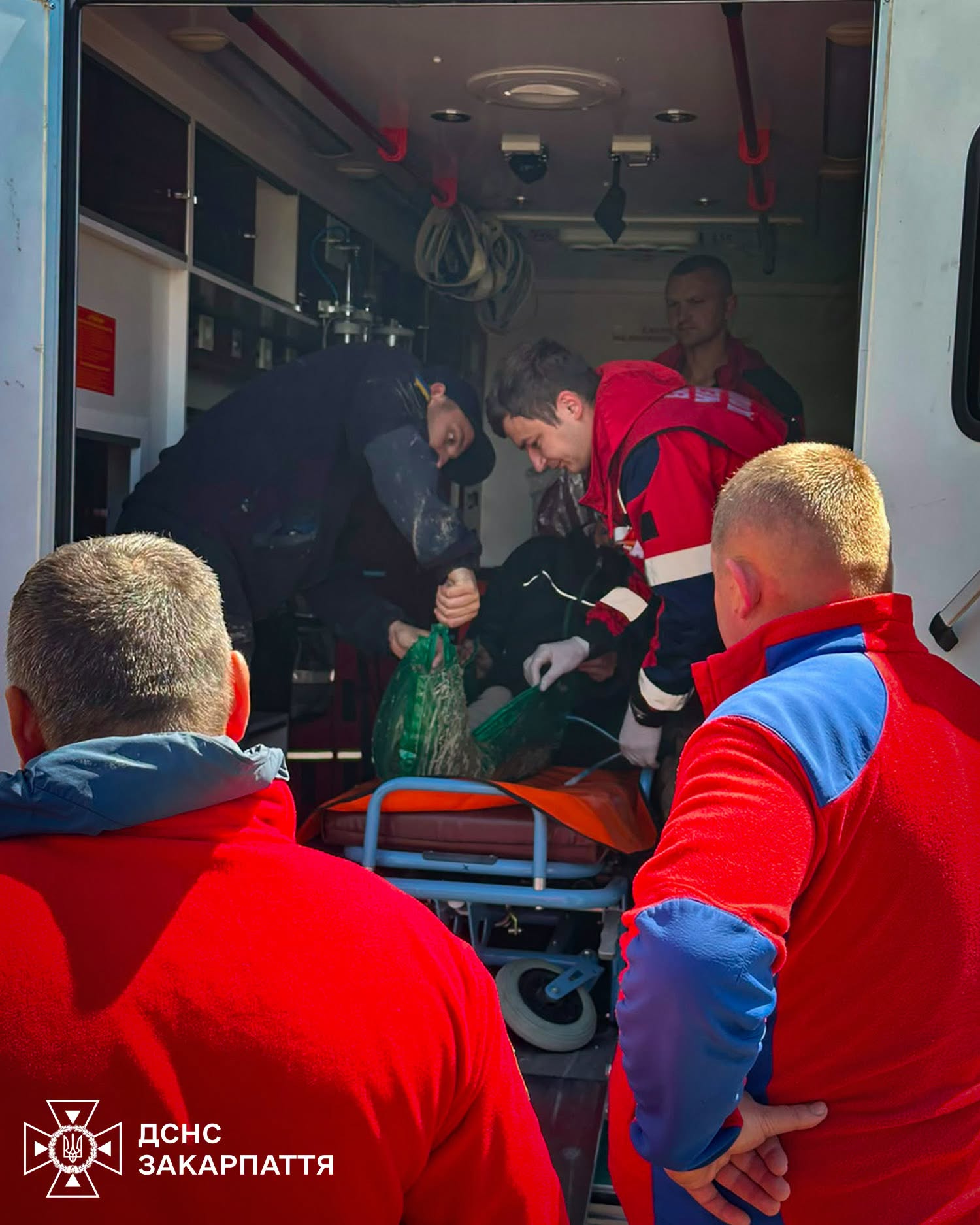 Туристка з Київщини травмувалася в Карпатах: рятувальники евакуювали її з гір на квадроциклах - фото 5