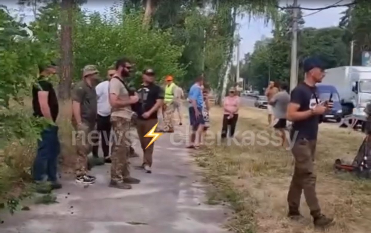 На Лісовій Просіці черкасці заблокували техніку з будматеріалами - фото 2