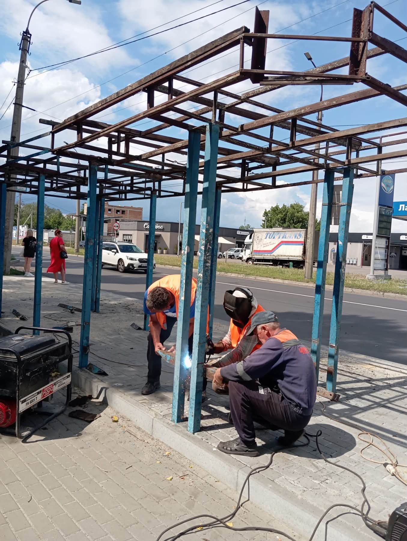 Ремонтують зупинку на вулиці Одеській у Черкасах