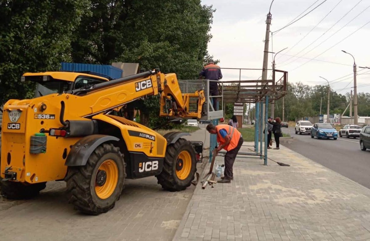 Ремонтують зупинку на вулиці Одеській у Черкасах - фото 2