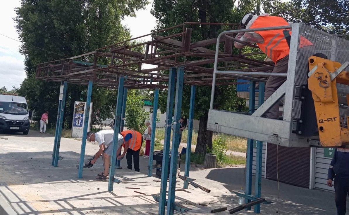Ремонтують зупинку на вулиці Одеській у Черкасах - фото 3