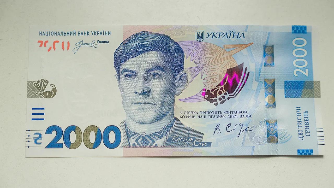 В Україні з'явиться банкнота номіналом 2 000 гривень: НБУ показав нову купюру із Василем Стусом - фото 2