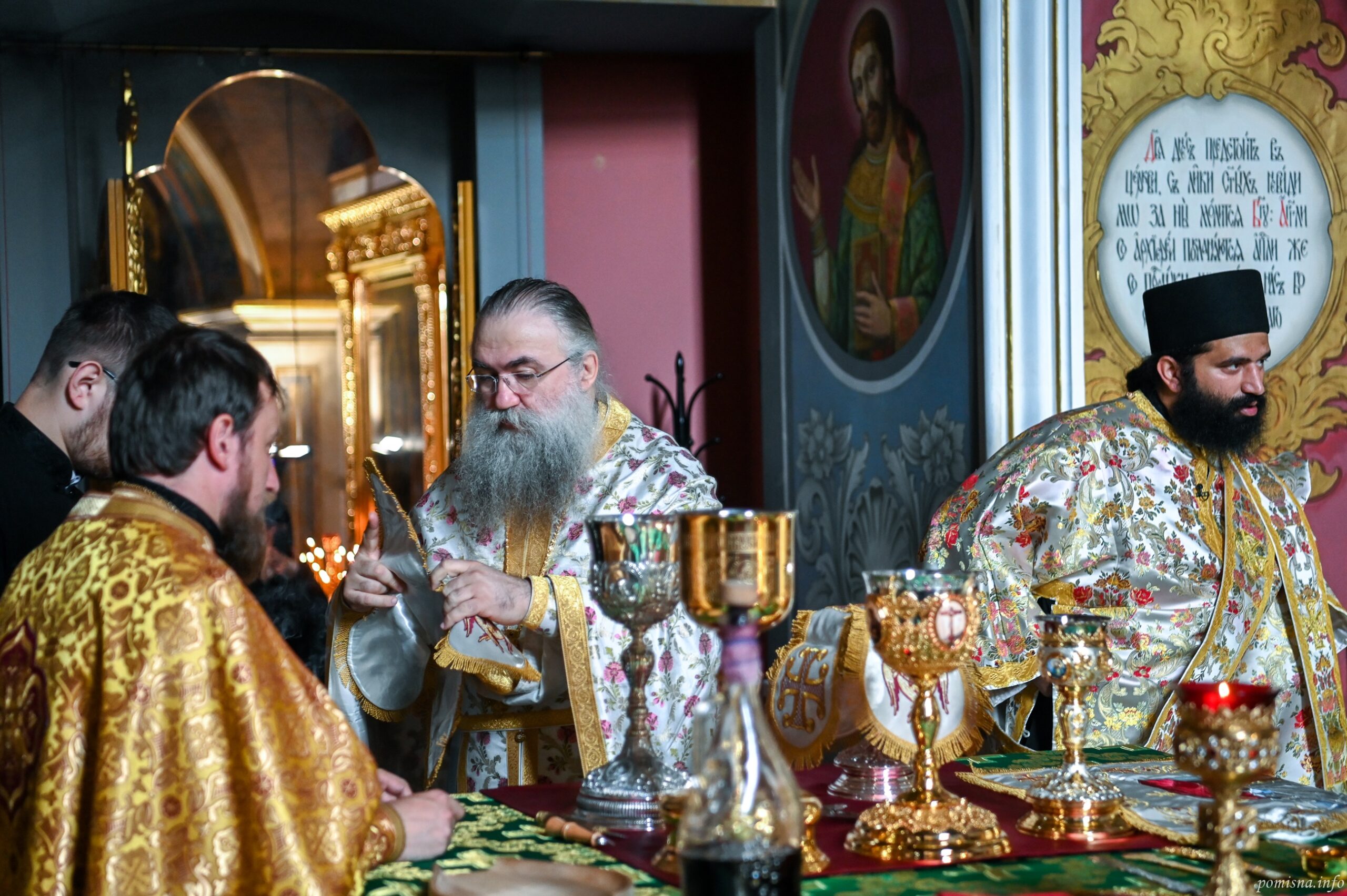 В Києво-Печерській лаврі відслужили перше богослужіння після обстрілу рф - фото 4