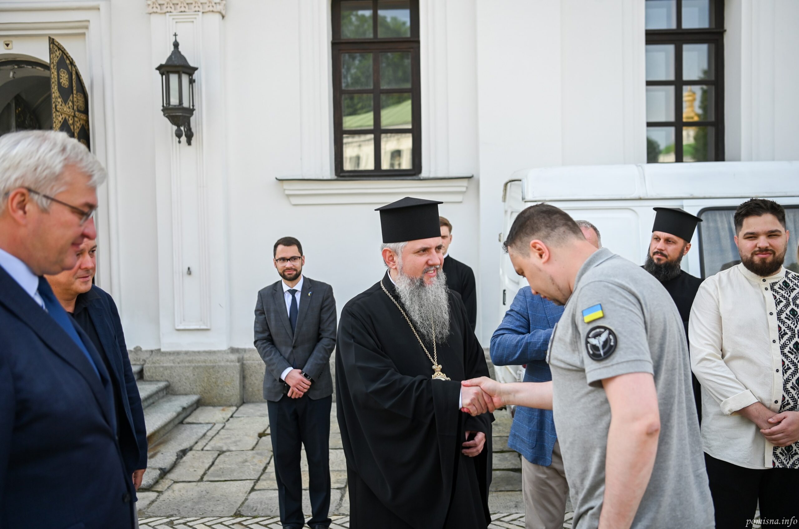 В Києво-Печерській лаврі відслужили перше богослужіння після обстрілу рф - фото 2
