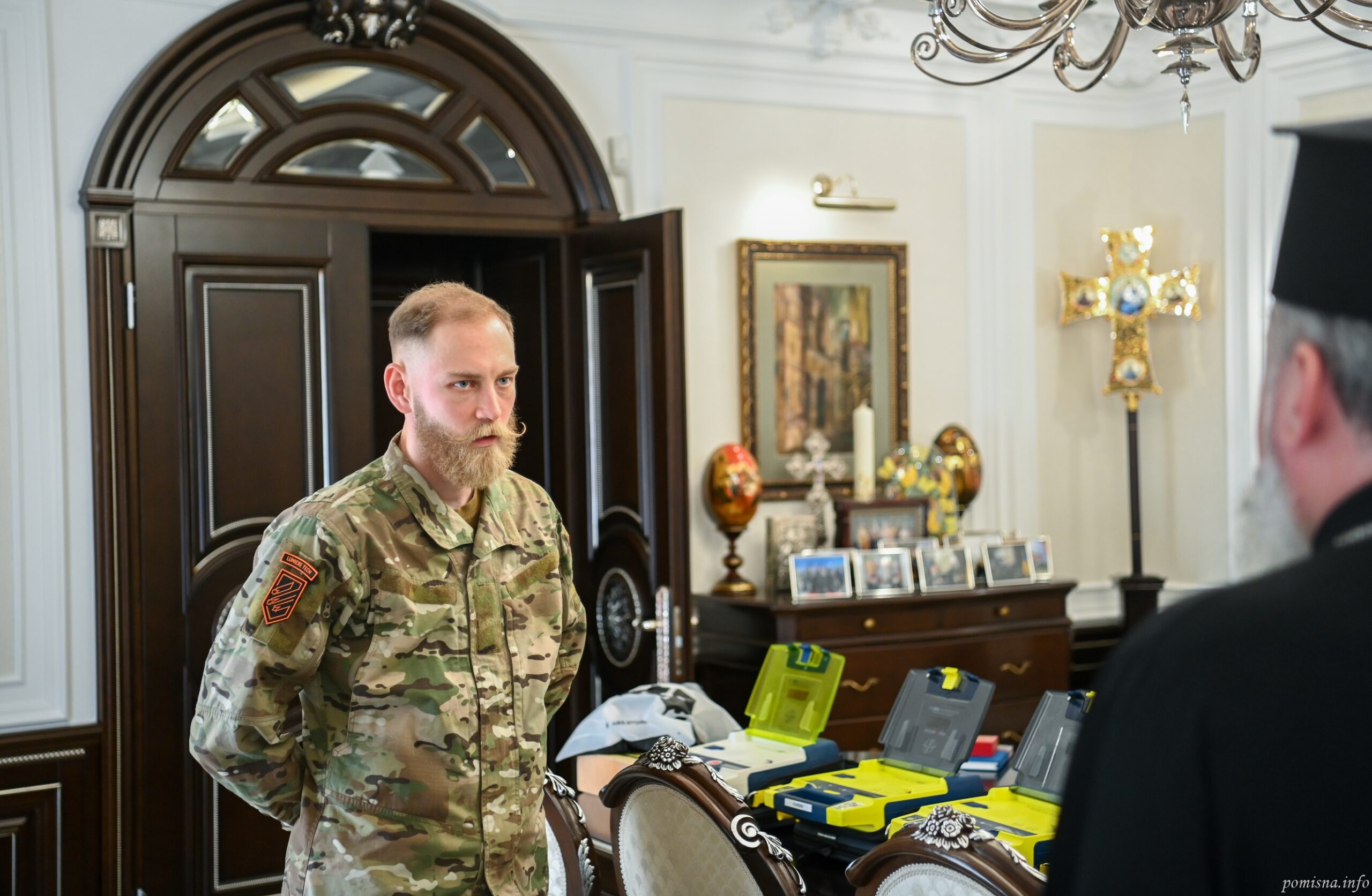 Митрополит Епіфаній передав портативні дефібрилятори захисникам України - фото 4