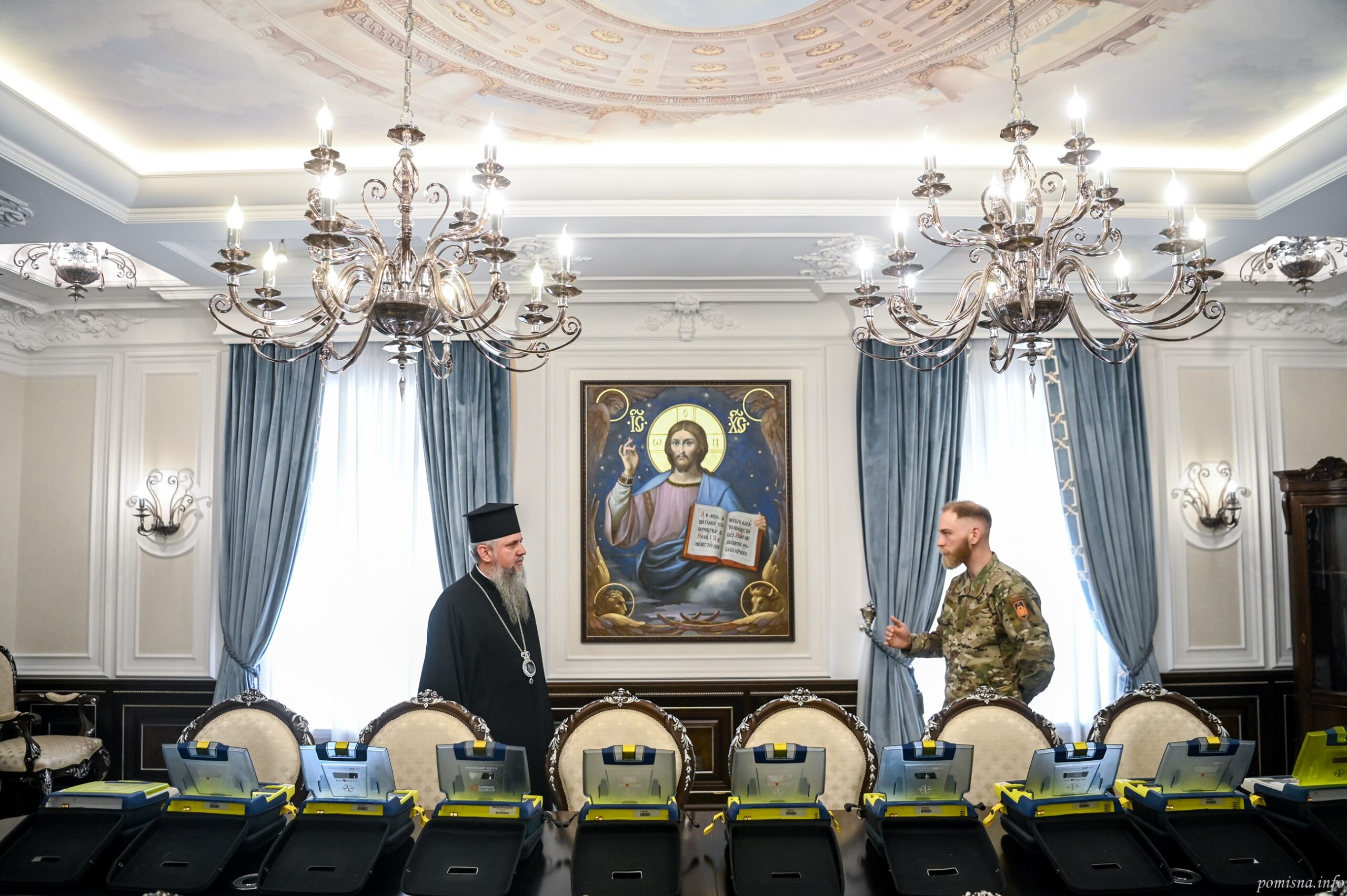 Митрополит Епіфаній передав портативні дефібрилятори захисникам України - фото 3