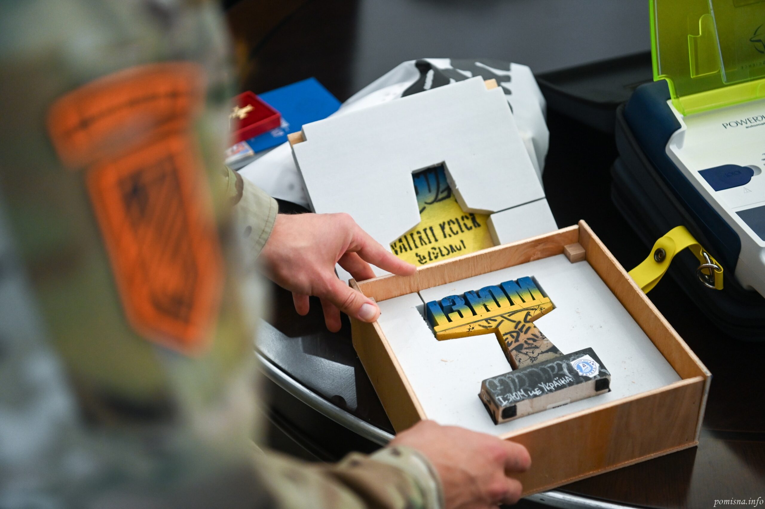 Митрополит Епіфаній передав портативні дефібрилятори захисникам України