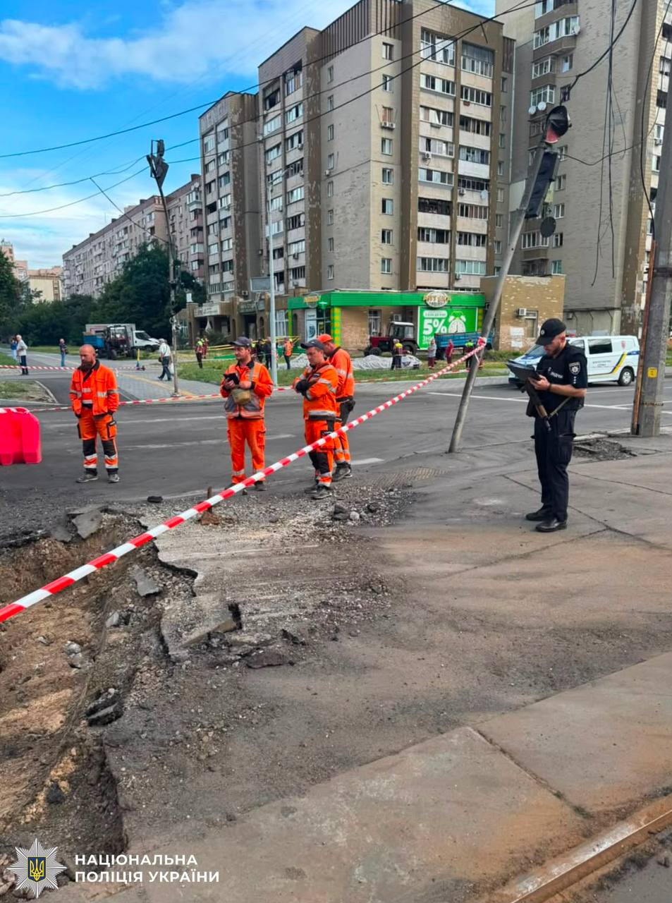 Пошкоджено будинки, авто та аптеку: поліція фіксує наслідки атаки в Києві - фото 3