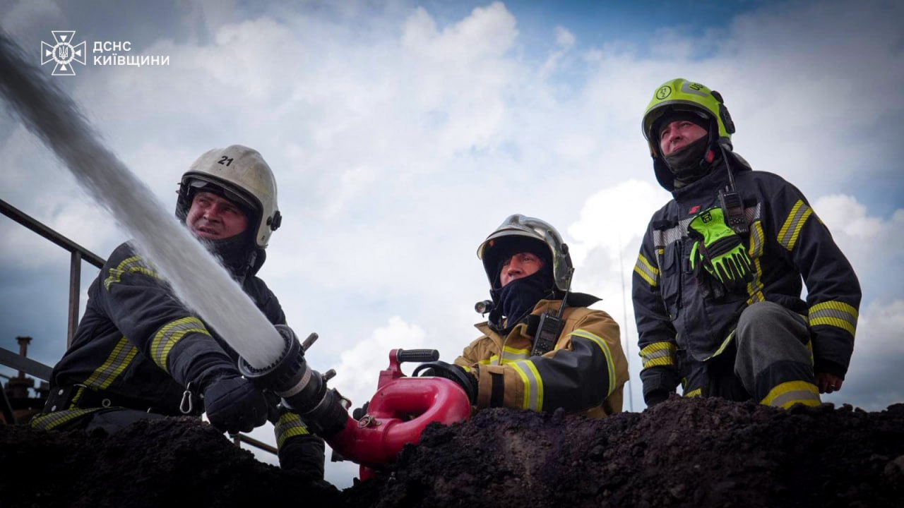 Три пожежні поїзди та декілька загонів ДСНС ліквідували масштабну пожежу на Київщині після обстрілу - фото 7