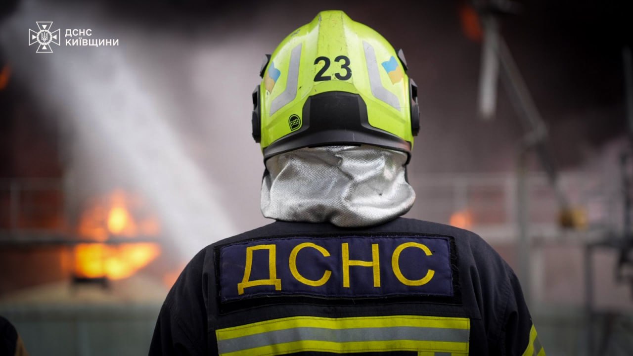 Три пожежні поїзди та декілька загонів ДСНС ліквідували масштабну пожежу на Київщині після обстрілу